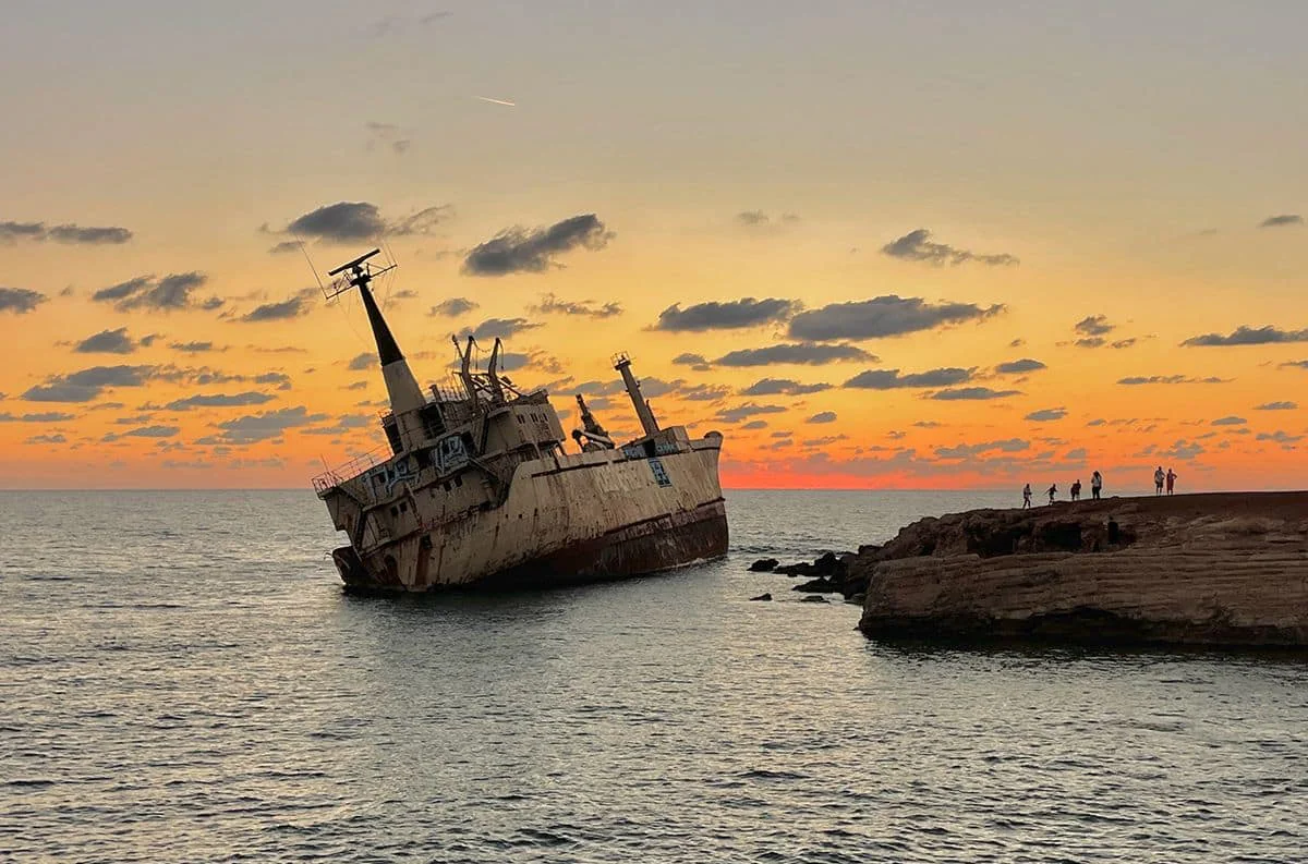 barco chipre atardecer